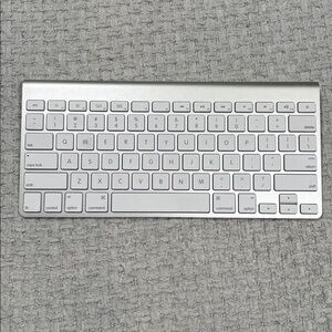 Apple Magic Keyboard A1314 Bluetooth Wireless Clean Tested Battery Powered